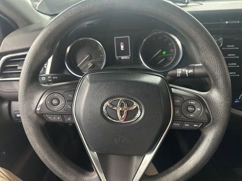 Used 2018 Toyota Camry LE FWD image 11