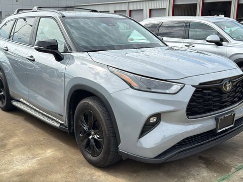Used 2025 Toyota Highlander XLE AWD/4WD image 2