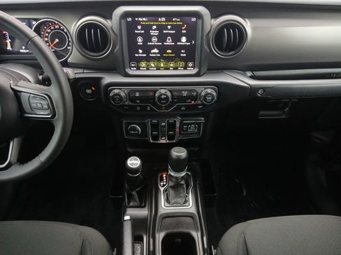 Used 2023 Jeep Gladiator Overland AWD/4WD image 3