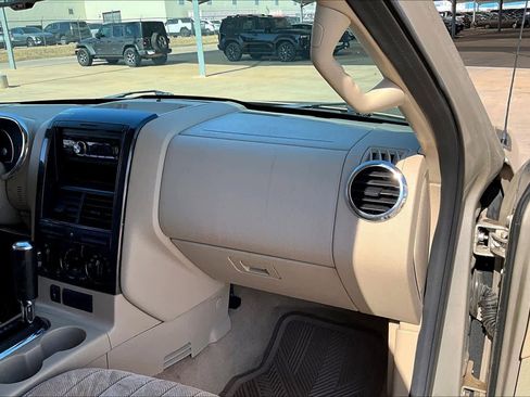 Used 2006 Ford Explorer XLT image 17