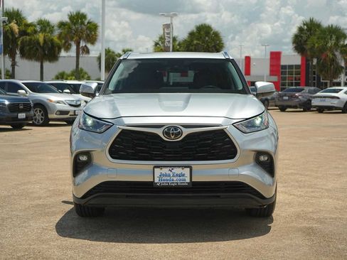 Used 2021 Toyota Highlander XLE AWD/4WD image 6