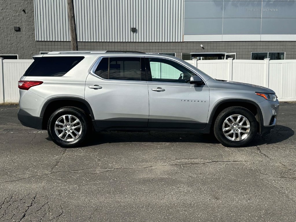 Used 2018 Chevrolet Traverse LT FWD image 2