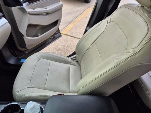 Used 2018 Ford Explorer Limited image 27