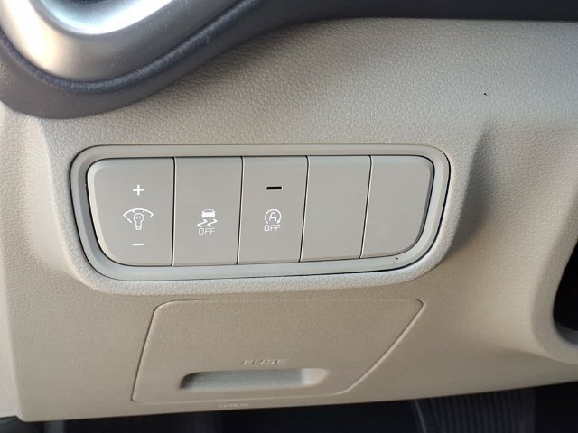 Certified 2025 Kia Soul LX w/ LX Technology Package FWD image 18