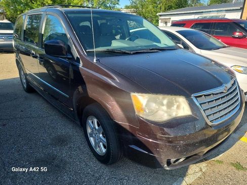 Used 2010 Chrysler Town & Country Touring FWD image 2