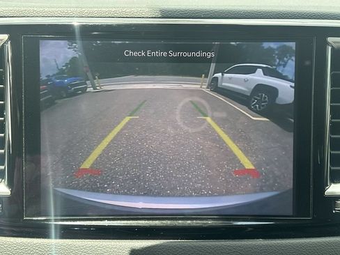 Used 2024 Chrysler Pacifica Touring-L FWD image 24