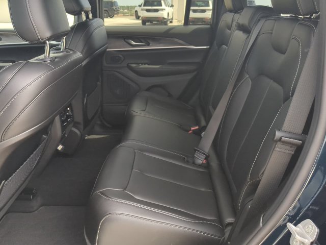 New 2027 Jeep Grand Cherokee Limited RWD image 13