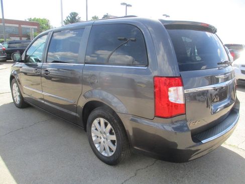 Used 2016 Chrysler Town & Country Touring FWD image 4