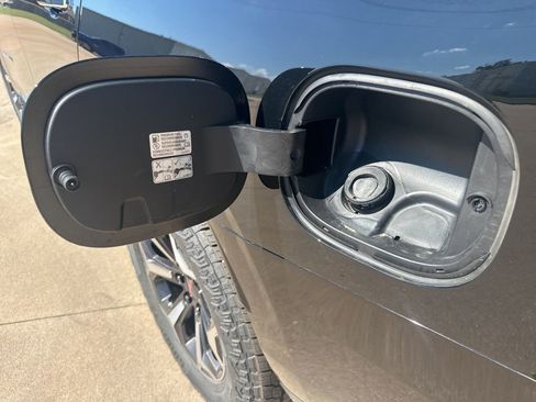 Used 2025 GMC Yukon Denali w/ Denali Reserve Package image 13