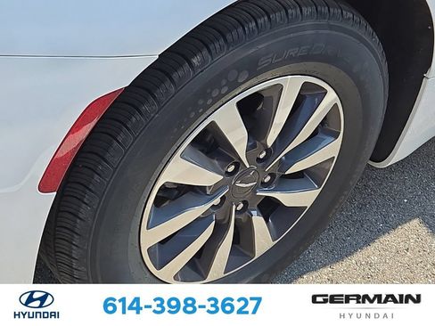 Used 2023 Chrysler Pacifica Touring-L FWD image 12