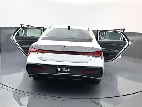 Certified 2026 Hyundai Elantra SE FWD image 30