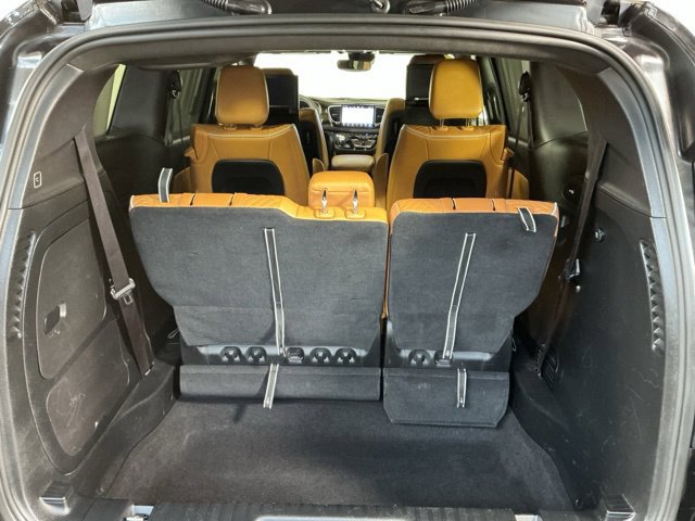 Used 2023 Chrysler Pacifica Pinnacle FWD image 12