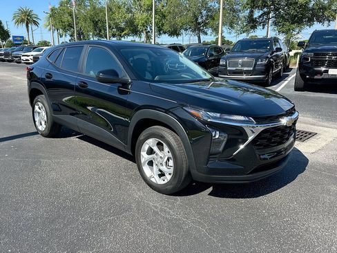 Used 2024 Chevrolet Trax LS w/ LS Convenience Package FWD image 3
