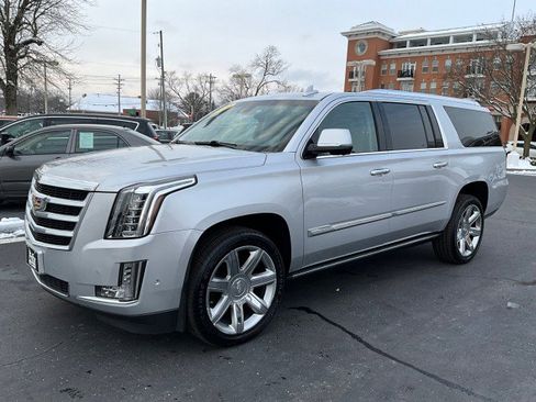 Used 2020 Cadillac Escalade ESV Premium Luxury image 3