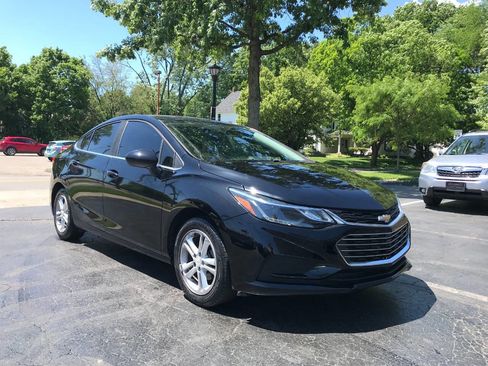 Used 2017 Chevrolet Cruze LT w/ Convenience Package FWD image 2