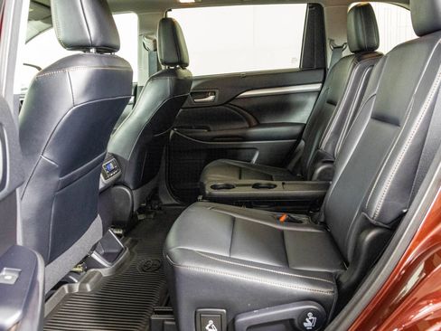 Used 2017 Toyota Highlander XLE AWD/4WD image 40