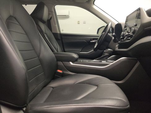Used 2021 Toyota Highlander XLE image 21