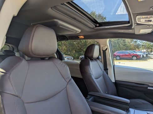 Certified 2024 Toyota Sienna Platinum image 15