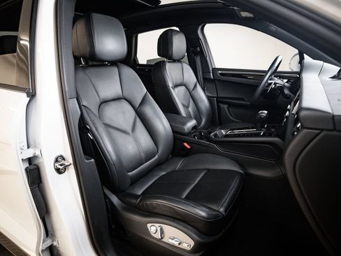 Certified 2023 Porsche Macan AWD/4WD image 29
