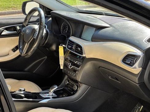 Used 2017 INFINITI QX30 Premium w/ Navigation Package FWD image 20