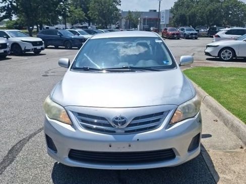 Used 2013 Toyota Corolla LE FWD image 2