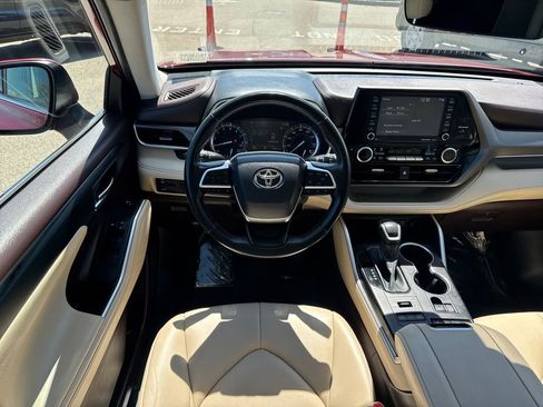 Used 2022 Toyota Highlander XLE AWD/4WD image 13