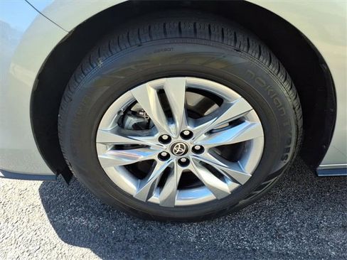 Used 2022 Toyota Sienna Limited image 31