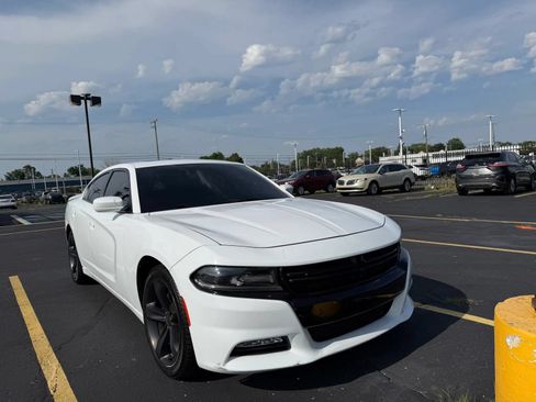 Used 2017 Dodge Charger SXT w/ Navigation & Travel Group RWD image 1