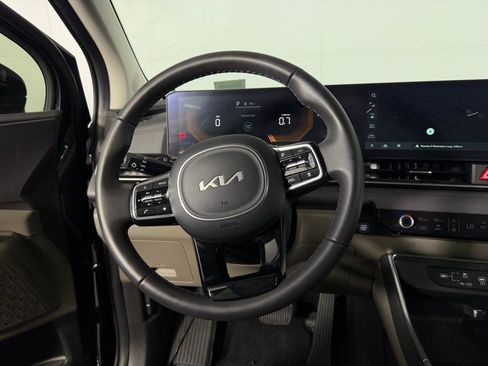 Used 2025 Kia Carnival EX image 22