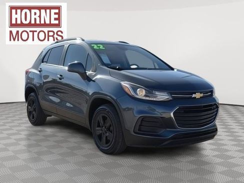 Used 2022 Chevrolet Trax LT w/ LT Convenience Package image 9