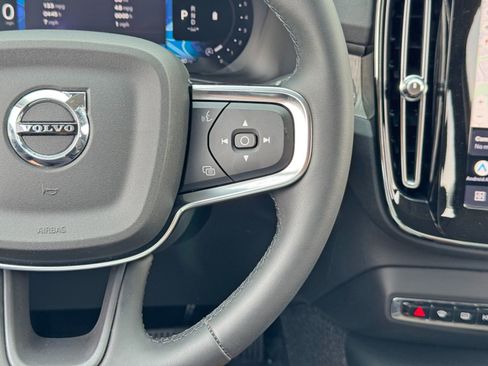 Used 2023 Volvo XC40 B4 Core w/ Convenience Package image 21