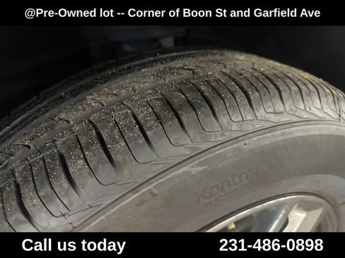Used 2017 GMC Acadia SLT AWD/4WD image 12