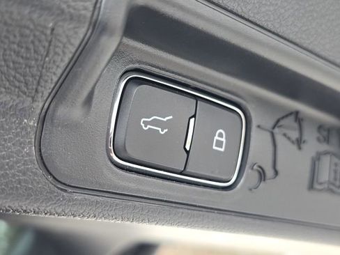 Used 2022 Ford Explorer XLT w/ Equipment Group 202A image 13