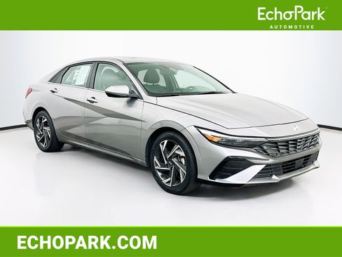 Used 2025 Hyundai Elantra SEL image 1