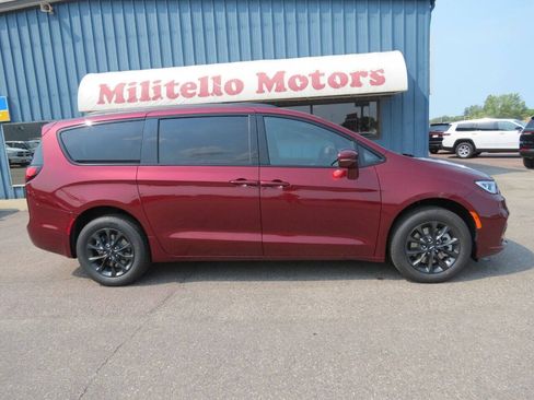 Used 2021 Chrysler Pacifica Touring AWD/4WD image 1