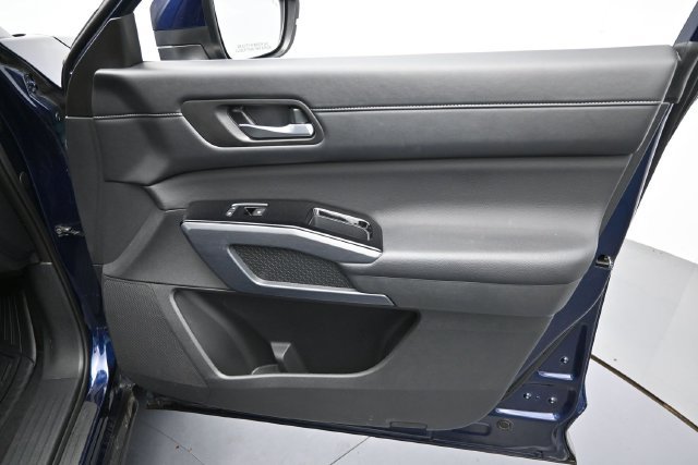 Used 2025 Nissan Pathfinder SL FWD image 32