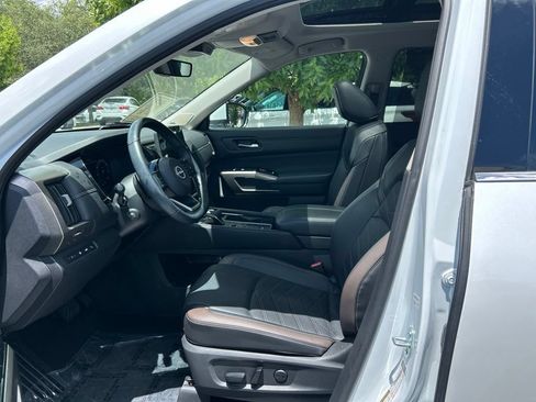 Used 2025 Nissan Pathfinder Platinum FWD image 15