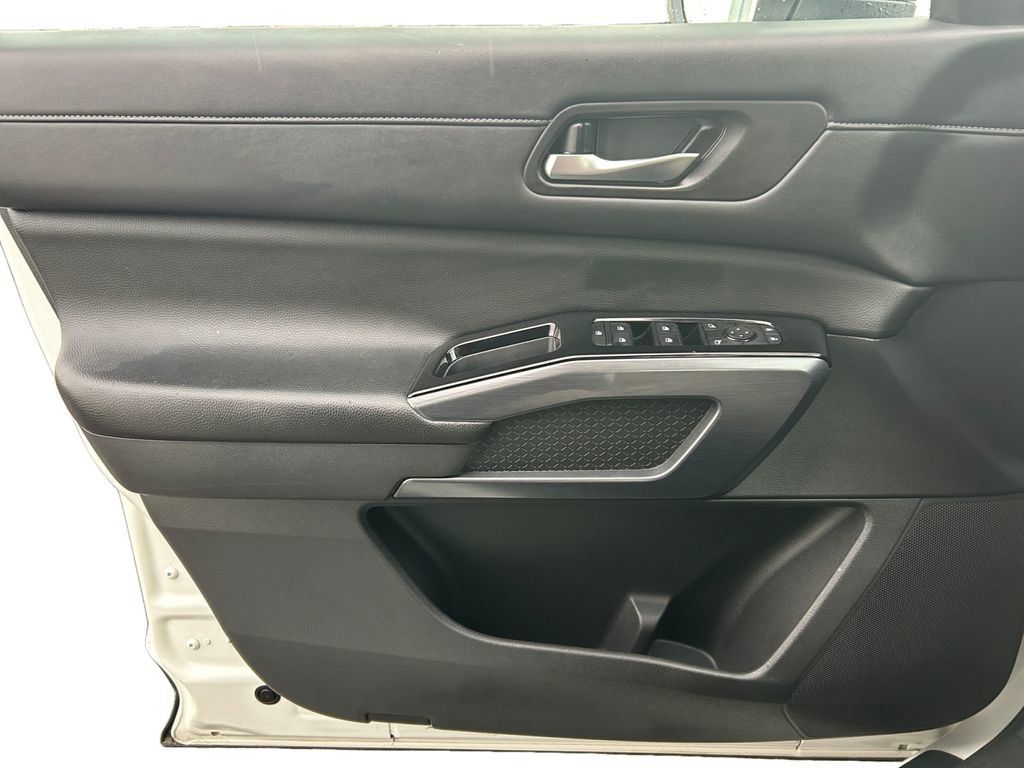 Used 2023 Nissan Pathfinder SL AWD/4WD image 23