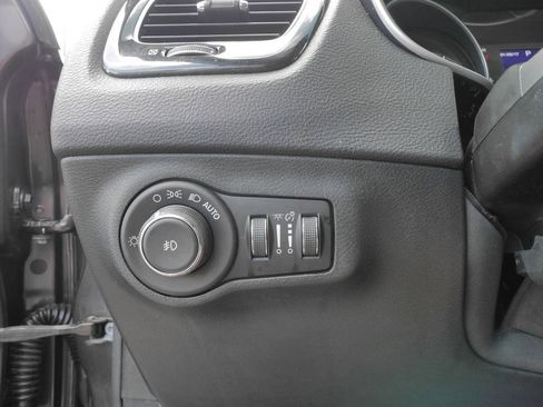 Used 2019 Jeep Compass Latitude FWD image 23