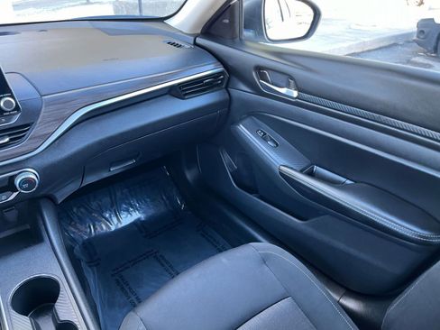 Used 2025 Nissan Altima 2.5 SV image 32