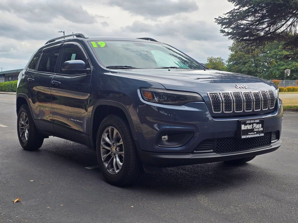 Used 2019 Jeep Cherokee Latitude Plus w/ Cold Weather Group AWD/4WD image 8