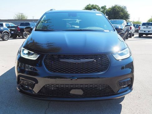 New 2026 Chrysler Pacifica Limited w/ Uconnect Theater Family Group image 3