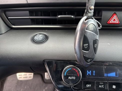 Certified 2025 Hyundai Elantra Sport image 39