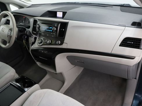 Used 2011 Toyota Sienna LE image 33