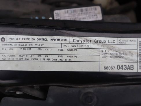 Used 2010 Volkswagen Routan SE FWD image 39