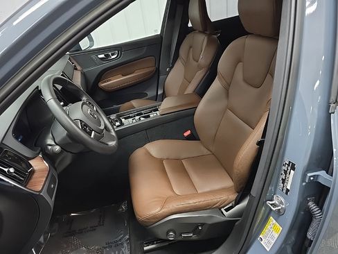 Used 2023 Volvo XC60 B5 Plus image 30