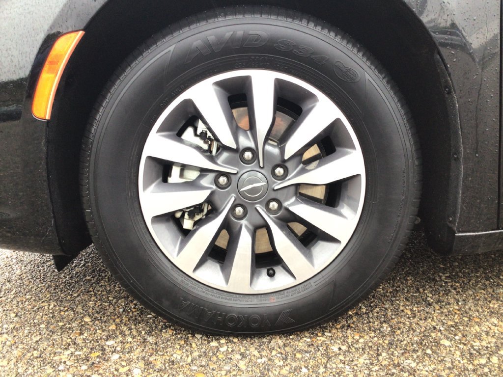 Used 2024 Chrysler Pacifica Limited FWD image 26