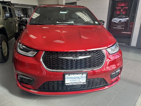 New 2025 Chrysler Pacifica Select FWD image 2