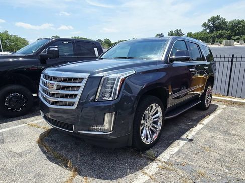 Used 2020 Cadillac Escalade Luxury w/ LPO, Radiant Package AWD/4WD image 4