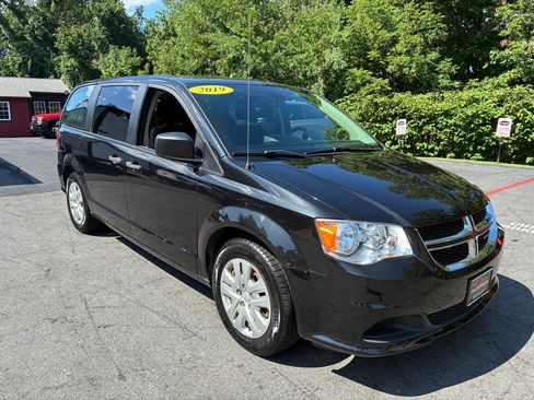 Used 2019 Dodge Grand Caravan SE FWD image 4